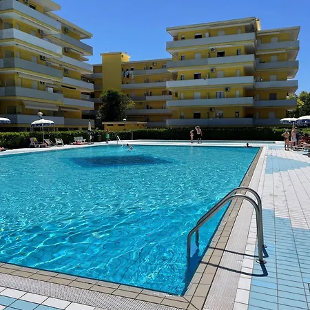 Relax By The Pool In - Beahost Apartment *